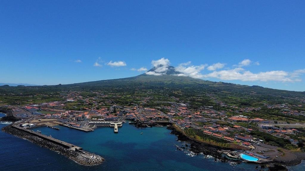Vista aérea da Madalena com a Montanha do Pico
